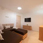 Alleinstehende Mit Pool Und Traumaussicht By Interhome